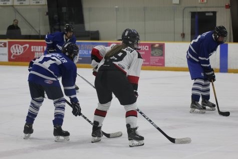 Sophomore Girl Skates Onto RAM Varsity Hockey